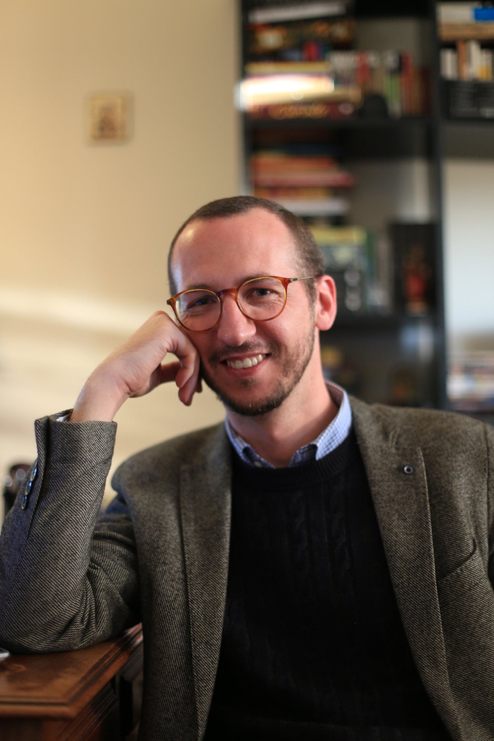 Deividi Pansera sentado e sorrindo